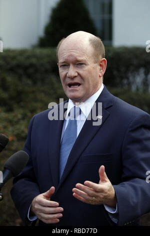 Washington, District of Columbia, USA. 9 Jan, 2019. United States Senator Chris Coons (Demokrat von Delaware) Adressen Reporter außerhalb der Westflügel im Anschluss an eine feierliche Unterzeichnung Anti-Human Menschenhandel Rechtsvorschriften im Oval Office des Weißen Hauses in Washington, DC, Januar 9, 2019 Quelle: Martin H. Simon/CNP/ZUMA Draht/Alamy leben Nachrichten Stockfoto