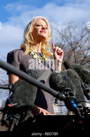 Washington, Vereinigte Staaten von Amerika. 09 Jan, 2019. Senior Counsellor Kellyanne Conway spricht mit Reportern im West Wing Einfahrt des Weißen Hauses in Washington, DC, 9. Januar 2019. Quelle: Martin H. Simon/CNP | Verwendung der weltweiten Kredit: dpa/Alamy leben Nachrichten Stockfoto