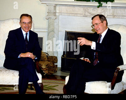 Washington, Vereinigte Staaten von Amerika. 22 Mär, 2008. Washington, DC - (Datei) - Vereinigte Staaten Präsident George H.W. Bush, rechts, trifft Außenminister Moshe Arens Israels im Oval Office des Weißen Hauses in Washington, DC am Montag, 13. März 1989. Credit: Arnie Sachs/CNP | Verwendung der weltweiten Kredit: dpa/Alamy leben Nachrichten Stockfoto