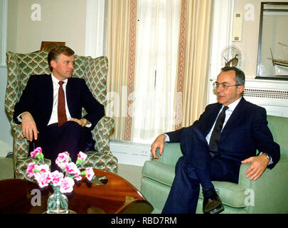 Washington, Vereinigte Staaten von Amerika. 22 Mär, 2008. Washington, DC - (Datei) -- United States Vizepräsident Dan Quayle trifft Außenminister Moshe Arens Israel in seinem Büro im Weißen Haus in Washington, DC am Montag, 13. März 1989. Credit: Arnie Sachs/CNP | Verwendung der weltweiten Kredit: dpa/Alamy leben Nachrichten Stockfoto