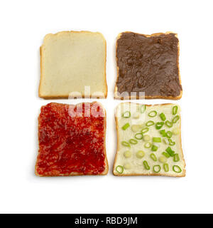 Toast, ohne alles, Toast mit Marmelade, Nutella und Grüne frische Zwiebeln auf weißem Hintergrund. In der Nähe von Toast verbreitet. Blick auf vier Scheiben Stockfoto