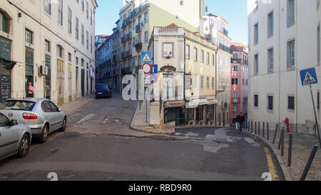 Lissabon, Portugal - Dezember 24, 2016: Die schräge Straßen- und 3-stöckigen Gebäuden in einer typischen Straße im Stadtteil Bairro Alto Stockfoto