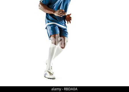 Die Beine der Fußballspieler close-up auf Weiß isoliert. Afrikanische amerikanische Modell in Aktion oder Bewegung mit Ball. Der Fußball, Spiel, Sport, Player, Athlet, Wettbewerb Konzept Stockfoto