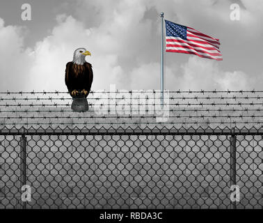 American Eagle auf Sicherheit die Grenze als eine illegale oder legale Einwanderung und Zoll Barriere oder Regierung shutdown Konzept mit einer US-Flagge Staaten. Stockfoto