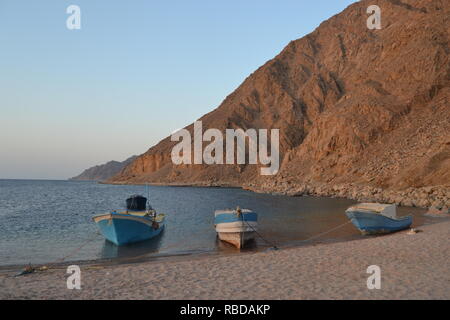 Eine wundervolle Aussicht stehende Boote am Ufer in Dahab, Rotes Meer, Ägypten, Naher Osten Stockfoto