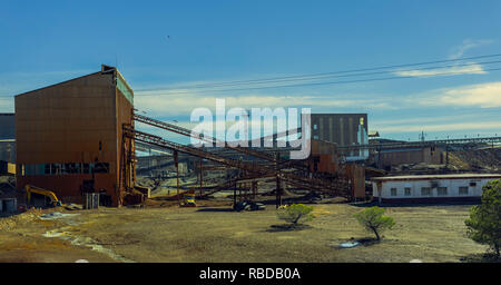 Alten Bergbau Komplex von Riotinto mit mineralischen Förderbänder und alten Gebäuden, wo Gold und Kupfer extrahiert werden Stockfoto