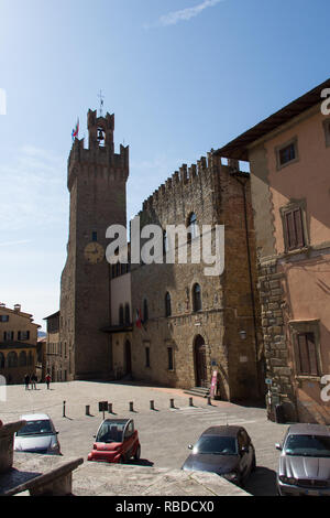 Italien, Arezzo - 12. März 2017: Der Blick auf die kommunale Palast oder Palazzo dei Priori auf der Piazza della Liberta in Arezzo am 12. März 2017, Toskana. Stockfoto