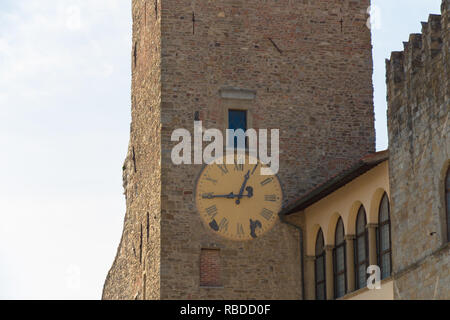 Italien, Arezzo - 12. März 2017: Der in der Nähe des Clock Tower der kommunalen Palast oder Palazzo Dei Priori in Arezzo am 12. März 2017, Toskana. Stockfoto