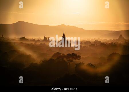 Haben erstaunliche Luftbilder aus der Vogelperspektive Aufregende buddhistische Tempel in Myanmar erfasst. Beeindruckende Bilder zeigen die Variation in den Tempeln, wie Sie auf Sie oben mit einigen goldenen und roten Kreise, die von dunkleren Rechtecke und Pyramide - esque Formen an anderen Standorten ersetzt wird. Andere markante Aufnahmen zeigen einen Bambus Struktur um einen der Tempel, weiße Wände zu einem goldenen Top und einen neuen Ort der Anbetung im Bau mit Gerüst alle um ihn herum führt. Die erstaunliche Fotos wurden in Myanmar von London Architekt und Fotograf Dimitar Karaniko Stockfoto