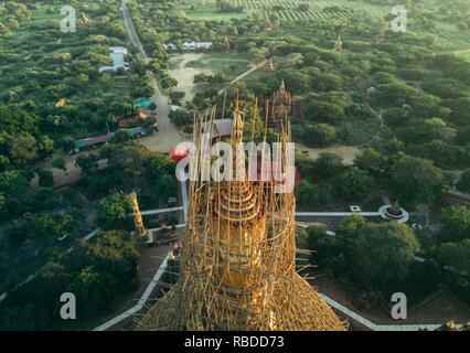 Haben erstaunliche Luftbilder aus der Vogelperspektive Aufregende buddhistische Tempel in Myanmar erfasst. Beeindruckende Bilder zeigen die Variation in den Tempeln, wie Sie auf Sie oben mit einigen goldenen und roten Kreise, die von dunkleren Rechtecke und Pyramide - esque Formen an anderen Standorten ersetzt wird. Andere markante Aufnahmen zeigen einen Bambus Struktur um einen der Tempel, weiße Wände zu einem goldenen Top und einen neuen Ort der Anbetung im Bau mit Gerüst alle um ihn herum führt. Die erstaunliche Fotos wurden in Myanmar von London Architekt und Fotograf Dimitar Karaniko Stockfoto