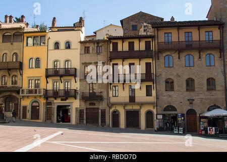 Italien, Arezzo - 12. März 2017: Der Blick auf die bunten Gebäude auf der Piazza Grande in Arezzo am 12. März 2017, Toskana, Italien. Stockfoto