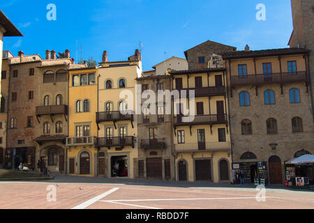 Italien, Arezzo - 12. März 2017: Der Blick auf die bunten Gebäude auf der Piazza Grande in Arezzo am 12. März 2017, Toskana, Italien. Stockfoto