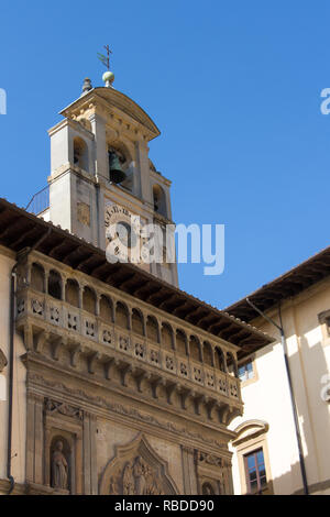 Italien, Arezzo - 12. März 2017: die Frontansicht von Detail der Fassade des Palazzo della Fraternita dei Laici auf der Piazza Grande in Arezzo am 12. März 2017, Tusc Stockfoto