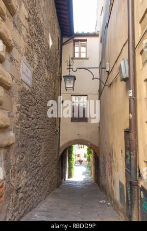 Italien, Arezzo - 12. März 2017: Der Blick auf eine schmale Straße in Arezzo in Arezzo am 12. März 2017, Toskana, Italien. Stockfoto
