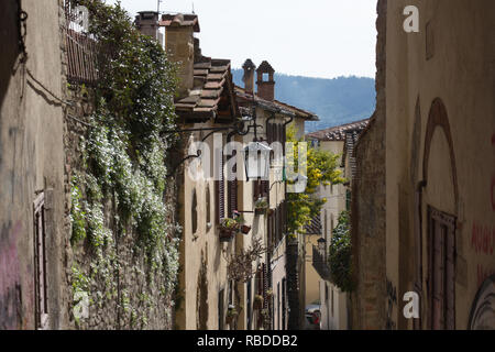 Italien, Arezzo - 12. März 2017: Der Blick auf typische Straße in Arezzo an einem sonnigen Tag am 12. März 2017, Toskana, Italien. Stockfoto