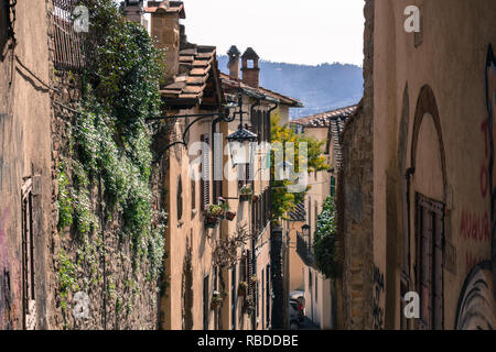 Italien, Arezzo - 12. März 2017: Der Blick auf typische Straße in Arezzo an einem sonnigen Tag am 12. März 2017, Toskana, Italien. Stockfoto
