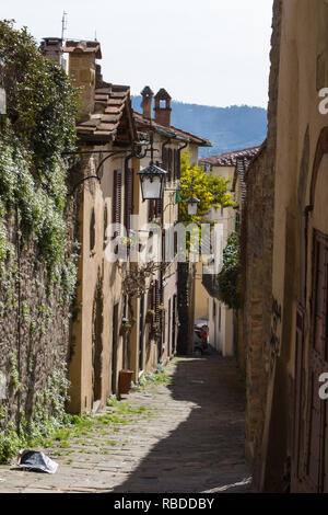 Italien, Arezzo - 12. März 2017: mit dem Blick durch einen Bogen auf einer schmalen Straße von Arezzo an einem sonnigen Tag am 12. März 2017, Toskana, Italien. Stockfoto