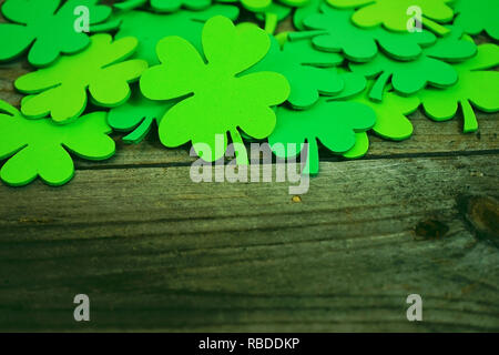 Schöne Nahaufnahme von einem Haufen grün Shamrocks oder fest Klee über Holztische, erinnern, Saint Patrick's Day oder glücklich mit Platz Stockfoto