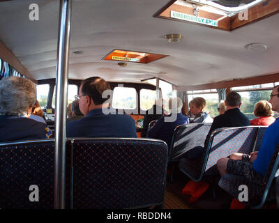 Eine Gruppe von Touristen auf einer Stadtrundfahrt des Flusses Shannon auf einem Boot segeln von Shannonbridge zu Kloster Clonmacnoise in Offaly. Stockfoto