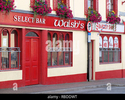 Eine bunte pub Fassade in Connaught Road, Athlone, County Westmeath, Irland. Stockfoto