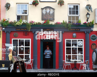 Der Eingang zum eans Bar', Irlands älteste Pub, Athlone, County Westmeath. Hosting eine Reihe von historischen Objekten aus den Pubs 1000 Jahre Geschichte. Stockfoto