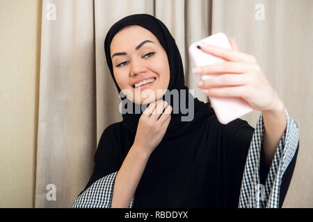 Schöne junge arabische Frau unter selfie mit Ihrem Mobiltelefon Stockfoto