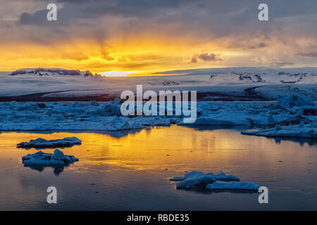 Der Gletscher Vatnajökull Kälber in der Lagune Jökulsarlon und die Eisberge und das Meer durch eine schmale Öffnung ein. Dies ist eine erstaunliche landscap Stockfoto