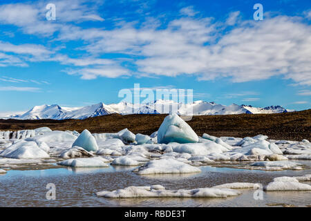 Fjallsarlon ist ein Gletschersee am südlichen Ende der Iclandic Gletscher Vetnajökull. Die vielen Eisberge in der See sind prticularty attraktiv. Stockfoto