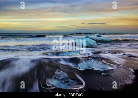 Der Gletscher Vatnajökull Kälber in der Lagune Jökulsarlon und die Eisberge und das Meer durch eine schmale Öffnung ein. Dies ist eine erstaunliche landscap Stockfoto