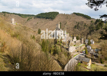 Ruine der Niederburg und Oberburg Manderscheid in der Eifel, Deutschland im Frühjahr. Stockfoto
