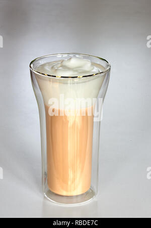 Eine isolierte hohes Glas schaumiges, cremig, latte Kaffee. Stockfoto