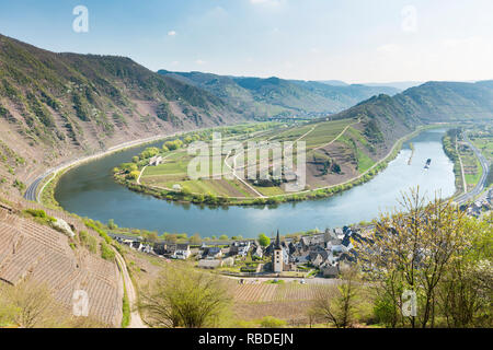 Die berühmten Mosel Riverbend in Bremm, Deutschland aus dem Calmont Weinberge mit einem Schiff auf dem Fluss gesehen. Stockfoto