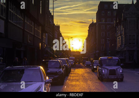 Sonnenuntergang auf die Praed Street, London Stockfoto