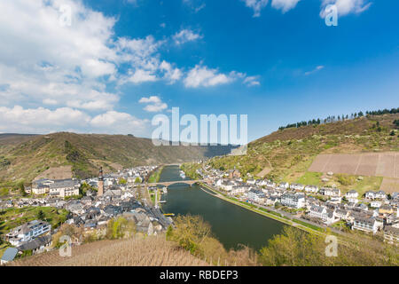 Ausblick auf die Stadt Cochem in der Eifel mit dem Moseltal in Deutschland, vom Castle Hill. Stockfoto