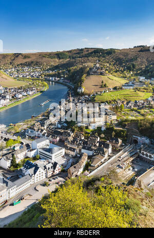 Blick über die berühmte Stadt Cochem in der Eifel mit dem Moseltal in Deutschland, und die Reichsburg Cochem im Hintergrund. Stockfoto
