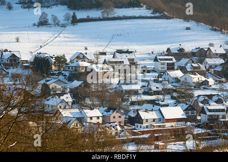 Blick auf das Dorf Einruhr am Rursee mit Schnee im Winter in der Eifel, Deutschland. Stockfoto