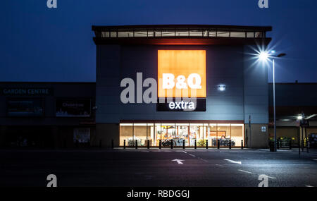 SWINDON, Großbritannien, 18. NOVEMBER 2018: Swindon Übersicht B&Q Extra Super Store mit leeren Parkplatz bei Nacht Stockfoto