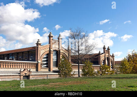 Madrid, Spanien - 23. November 2018: matadero Pavillons in Arganzuela Distrikt. Die industrielle Architektur von matadero Madrid, einem ehemaligen Schlachthof c Stockfoto