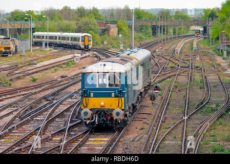 Eine Klasse 73 Elektro Diesel Lokomotive Nummer 73136 'Ausdauer' und Beobachtung Limousine Anzahl975025 'Caroline' nähert sich in Faversham Kent. Stockfoto