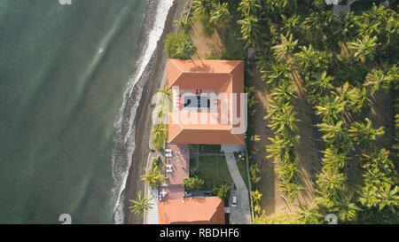 Luftaufnahme Schwimmbad im Luxushotel mit Sonnenliegen von Meer. tropisches Resort mit Pool. Travel Concept. Stockfoto