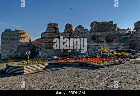 Ruiniert Watch Tower und Stein mit gemauerten Wänden um Western Festung in der antiken Stadt Nessebar oder mesembria an der Schwarzmeerküste, Bulgarien, Eur Stockfoto