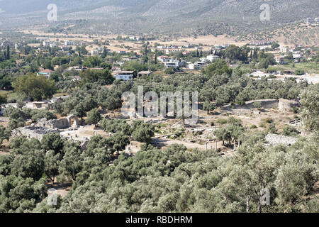 Überblick über die Agora, antiken griechischen Stadt Iasos, Türkei. Im Hintergrund ist die moderne Stadt Kiyikislacik. Stockfoto