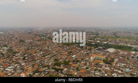 Antenne Stadtbild dicht bebaute asiatischen Stadt. moderne Stadt Surabaya mit Gebäuden und Häusern. Surabaya Hauptstadt Ost Java, Indonesien Stockfoto