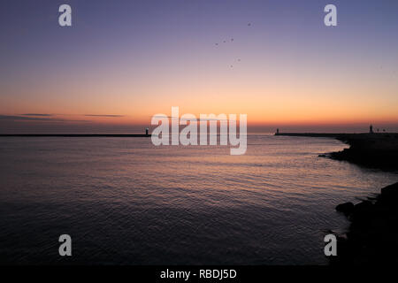 Schönen roten Sonnenuntergang an der Mündung des Flusses Douro Stockfoto