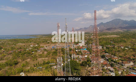 Luftaufnahme Handy Türme Linie in Bali, Indonesien. Telecommunication Tower, Kommunikation Antenne an der Küste Meer Stockfoto