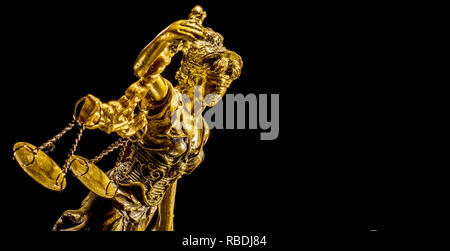 Goldene Statue von Lady Gerechtigkeit auf dem schwarzen Hintergrund Stockfoto