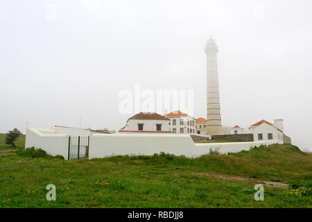 Den Leuchtturm von Boa Nova, Portugal, an einem nebligen Morgen Stockfoto