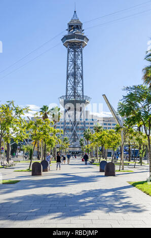 Barcelona, Spanien - 10. November 2018: Port Vell mit seinen Stahl truss Tower und aerial lift Pylon der Aerial Tramway Torre Jaume I und viele Touristen Stockfoto