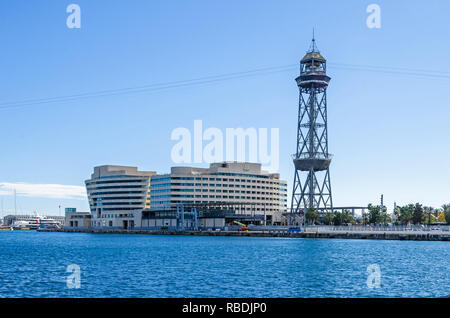 Barcelona, Spanien - 10. November 2018: Barcelona Kreuzfahrt Hafen mit seinen Stahl truss Tower der Aerial Tramway Torre Jaume I, das World Trade Center Stockfoto