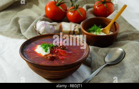 Suppe russisch, borschtsch mit Rindfleisch und Sauerrahm Stockfoto